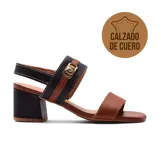 Sandalias de cuero color marrón con detalles en negro, taco cuadrado y hebilla dorada.