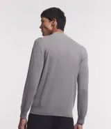 Suéter gris de viscosa texturizada, corte comfort, con cuello alto y cierre de cremallera.