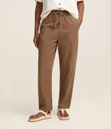 Pantalón recto cropped de cintura alta, color marrón, confeccionado en sarga ligera, con cintura elástica con lazo, bolsillos delanteros y traseros.