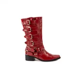 Bota de caña alta estilo biker color rojo cereza, confeccionada en cuero vacuno. Presenta múltiples tiras horizontales con hebillas metálicas a lo largo de la caña y una tira adicional con hebilla y herrajes metálicos en la zona del tobillo. Cuenta con taco cuadrado de madera y punta ligeramente afinada.