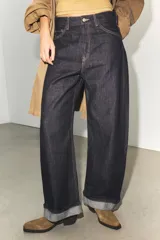 Botín estilo cowboy confeccionado en serraje, con detalle de pespuntes en el cuerpo, cierre lateral mediante cremallera y acabado en punta con tacón cuadrado.
