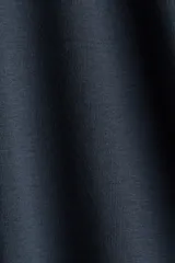 Top corto de punto elástico de viscosa color gris oscuro, con escote bote, hombros caídos y mangas cortas amplias. Cuenta con una sección superior superpuesta con diseño asimétrico efecto capa.