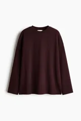 Buzo oversized de algodón con efecto lavado, cuello redondo acanalado, hombros caídos y aberturas laterales en el bajo.