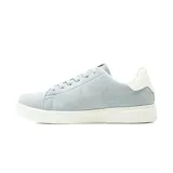 Championes urbanos Korium modelo Alida, de color negro con suela blanca y detalle metálico dorado en el lateral de la entresuela. Presentan un diseño de ecuero con cordones al tono y logo circular decorativo en el lateral.