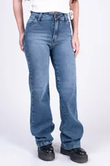 Jean de tiro medio color celeste, confeccionado en denim de algodón con lycra. Modelo de corte wide leg con piernas amplias y rectas, diseño clásico de cuatro bolsillos y cierre frontal con botón.