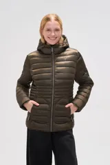 Campera puffer verde militar con capucha, cierre frontal y bolsillos laterales con cierre.