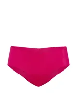 Bombacha tipo cheeky sin costuras de microfibra ultrasuave en color fucsia, con diseño invisible bajo la ropa.