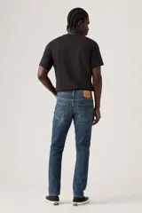 Jean Levi's modelo 512 Slim Taper Performance en color azul, con diseño de corte ajustado y botamanga cónica.