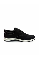 Zapato estilo casual de color negro, confeccionado con acabado símil nobuk, cordones negros y suela blanca con costuras visibles.