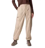 Pantalón cargo de corte holgado en color beige, con cintura de tiro medio, múltiples bolsillos laterales tipo cargo y bolsillos frontales. Presenta un diseño funcional con anillo en D y puños ajustables en los tobillos.