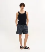 Bermuda de baño masculina confeccionada en microfibra, con estampado geométrico, cintura elástica con cordón ajustable y bolsillo lateral.