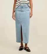 Pollera midi de jean color celeste claro, con corte recto, cintura con trabillas, cierre frontal con botones y una abertura central en el frente.