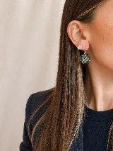 Aros argollas de plata con dijes colgantes circulares decorados con cuentas de cristal facetado en tonos naranja y gris.