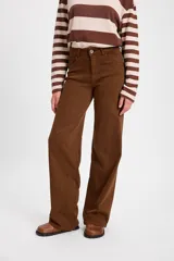 Jean de corte recto y tiro medio, color marrón, con cierre frontal de botón y cremallera, y bolsillos laterales y traseros.