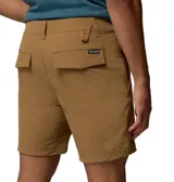 Short marrón Columbia para hombre con tecnología avanzada Omni-SHIELD™ de repelencia al agua y manchas, tejido elástico, trabilla multiusos, cintura elástica ROC™ BAND, bolsillos para las manos, bolsillo de seguridad con cremallera y bolsillos posteriores con cierre a presión.