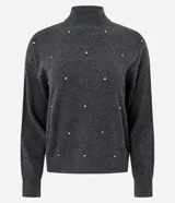 Suéter de punto color gris oscuro con cuello medio, manga larga y diseño geométrico sutil. Presenta una delicada aplicación de beads brillantes distribuidos por toda la parte frontal.