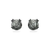Par de caravanas de botón con cristales de talla cuadrada en tono negro, engastados con cuatro garras esféricas. El engaste es de metal con baño de rutenio.