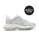 Championes Hi-Tec plateados con detalles en blanco y suela con cámara de aire.