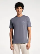 Remera blanca de manga corta con cuello redondo y estampa frontal con diseño gráfico de club de pesca en tonos azul y rojo.
