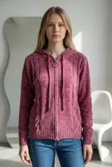 Campera tipo sweater de chenille con textura suave, cierre frontal con tirador circular, capucha con cordones ajustables y puños y ruedo acanalados.