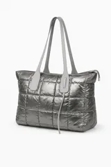 Cartera tipo shopper de color negro, con diseño acolchado y costuras cuadradas. Cuenta con doble asa larga para llevar al hombro y cierre superior.