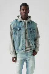 Chaleco de denim Levi's modelo Relaxed Trucker Vest en color azul claro con lavado desgastado, bolsillos con solapa en el pecho y cierre frontal de botones metálicos.