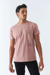 Remera rosa de algodón con cuello redondo, mangas cortas y estampado con texto en el frente.