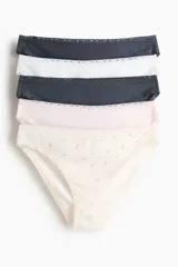 Pack de cinco bombachas de algodón con ribetes finos de encaje. Incluye dos bombachas gris oscuro, dos rosadas y una blanca con estampado floral. Todas tienen cintura estándar, refuerzo interior y cobertura media en la parte de atrás.