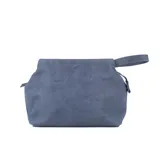 Necessaire azul de cuero con cierre superior de metal y correa de agarre.