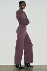 Pantalón de tiro alto con corte ancho y recto, confeccionado en tejido de punto elástico y flexible con cintura elástica.