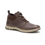 Bota urbana Caterpillar modelo Wrest, confeccionada en cuero de grano completo color marrón. Presenta cuello acolchado en tono más oscuro, cordones jaspeados y suela de goma con tecnología Ease para mayor amortiguación y tracción.