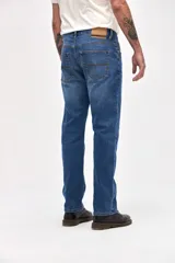 Jean de corte recto clásico con cadera levemente holgada, confeccionado en denim azul con lavado medio.