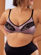 Soutien de lycra satinada color lila con detalle de puntilla elastizada negra en la parte superior de las copas, breteles elásticos regulables negros y broches en la espalda.