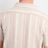 Camisa de manga corta Oneill Reed color beige, con diseño de rayas verticales, cuello cubano y un bolsillo aplicado en el pecho.