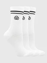 Pack de tres pares de medias de caña media, color blanco con detalles de líneas negras en el puño y logo bordado. Confeccionadas en tejido acanalado para un ajuste cómodo.