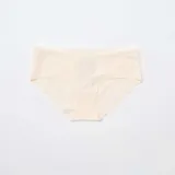 Pack de tres bombachas tipo culotte con detalle de puntilla en la cintura. El set incluye una prenda negra, una color piel y una color crema.