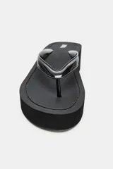 Sandalias tipo ojota con plataforma alta, diseño de suela corrida y tira delantera transparente.