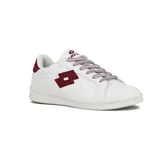 Championes Lotto blancos con detalles en rojo burdeos, cordones con diseño moteado y logo de la marca en el lateral y la lengüeta.