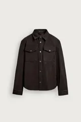 Sobrecamisa de corte relaxed fit con efecto piel, color marrón, cuello de solapa, bolsillos de plastrón con solapa en el pecho y cierre frontal con botones.