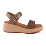 Sandalias con plataforma color bronce, con dos tiras anchas en el empeine y tobillo, hebilla dorada y plataforma color beige.