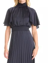 Vestido midi color beige de satén, marca Julia Jordan. Cuello alto con punto smock, mangas amplias de estilo fluido y cintura elastizada también con punto smock. La falda tiene una caída fluida con plisado. Cierre posterior con abertura ojal y botones. Forro interno a tono.