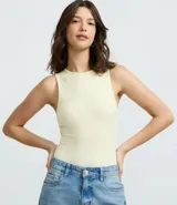 Body de cuello halter y sin mangas, confeccionado en tejido de poliamida con textura acanalada. Presenta un diseño ajustado al cuerpo con cierre en la entrepierna.