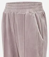 Pantalón deportivo de corte recto confeccionado en plush, con cintura elástica y detalle de costura vertical frontal. Presenta un diseño cómodo y funcional con acabado suave.