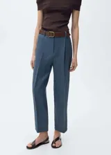 Pantalón de lino azul, de tiro alto y diseño recto con bajo cropped y pinzas en la cintura.