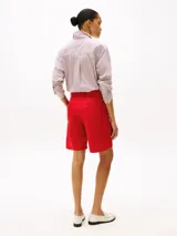 Pantalón corto rojo de corte Mom, con bolsillos laterales y traseros, y bajos con vuelta.