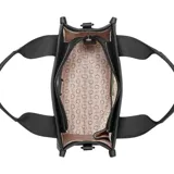 Cartera Guess modelo Jackie de color negro, confeccionada en PVC con textura saffiano. Cuenta con asas de mano fijas con tiras de tela estampada con la inscripción "GUESS LOS ANGELES", bolsillo frontal externo con el logotipo triangular metálico de la marca y correa ajustable para el hombro.