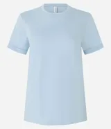 Remera básica de cuello redondo y manga corta con detalle de dobladillo, confeccionada en algodón suave.