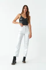 Top negro de efecto cuero, con escote en V y tirantes finos.