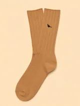 Medias de algodón color tostado, con diseño acanalado y bordado pequeño de un ave en color negro.