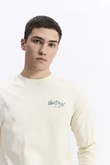 Remera de manga larga color bordó con escote redondo y estampado en la espalda que dice "Mistral Studio limited edition" en blanco.